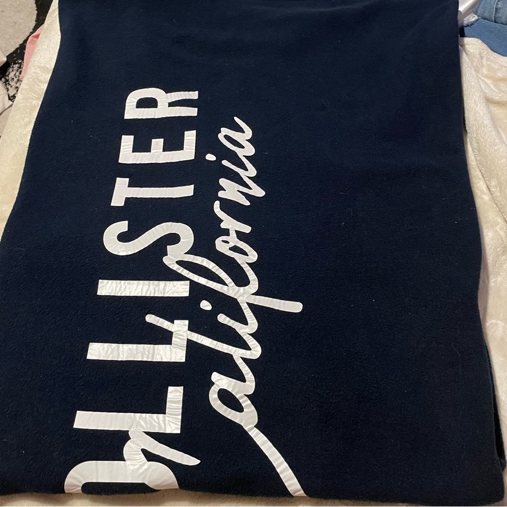 Hollister blanket